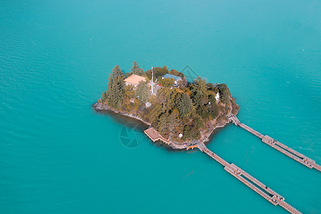 林芝巴松措湖心岛航拍背景图片