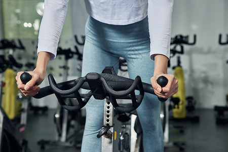 健身房动感单车训练热身运动特写指导高清图片素材