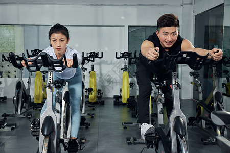 健身房动感单车训练的健身情侣图片