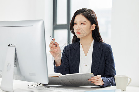 商务女性看电脑商务女性办公看电脑记录背景