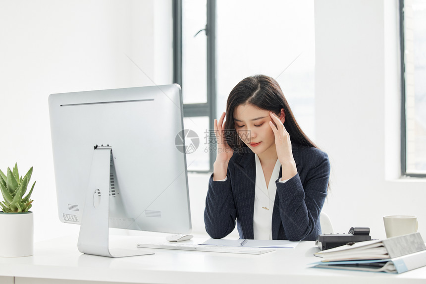 职业商务女性工作压力头痛图片