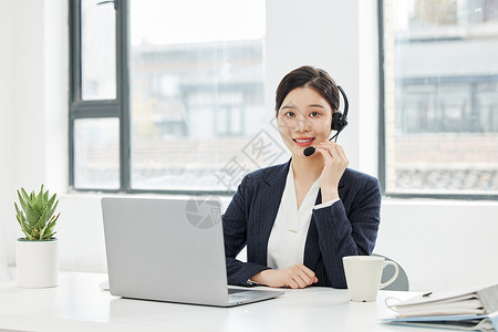 女性客服话务员接电话图片素材