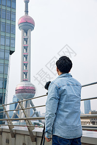 拍摄上海地标的男摄影师图片