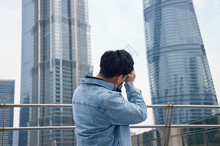 轻年男性男摄影师拍摄城市风光背景