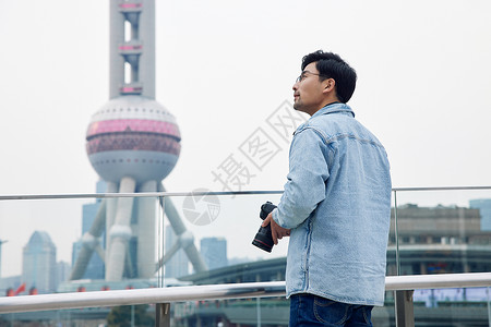 拍摄上海地标的男性摄影师图片
