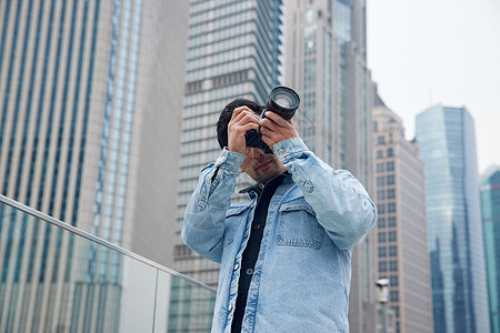 轻年男性男摄影师拍摄城市风光形象背景