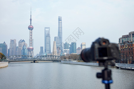 架三脚架的相机拍摄城市风光图片