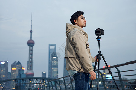拍摄上海夜景地标的男摄影师图片