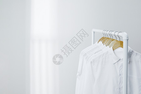 白色衣架上晾晒着的衬衫图片素材