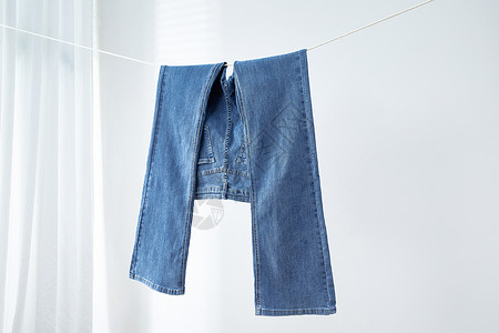 晾衣绳上晾晒着的蓝色牛仔裤图片