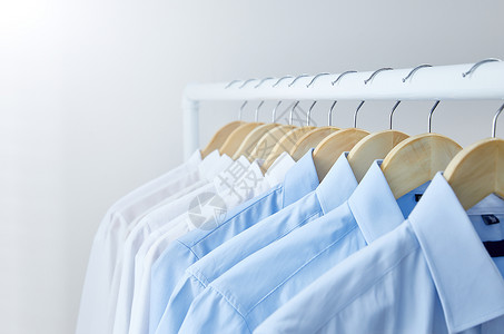 衣物晾晒白色衣架上挂着的衬衫背景