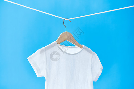 晾衣绳上晾晒着的儿童T恤衫背景