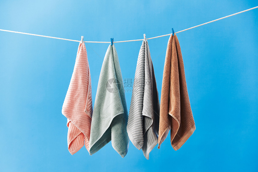 晾衣绳上晾晒着的彩色毛巾图片