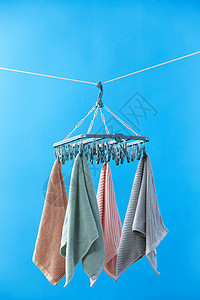 室外晾衣架上晾晒着的毛巾图片