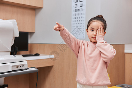 医检查视力的小女孩图片