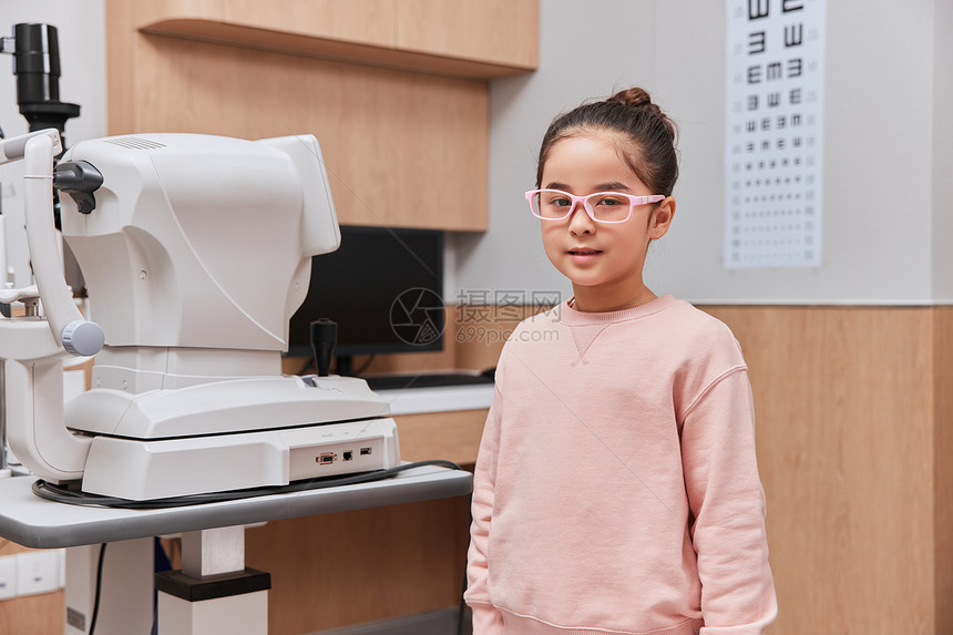 医院检查视力情况的小女孩图片