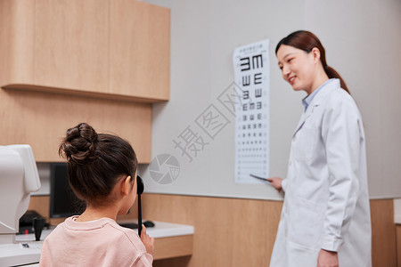 女性医生检查儿童视力形象图片