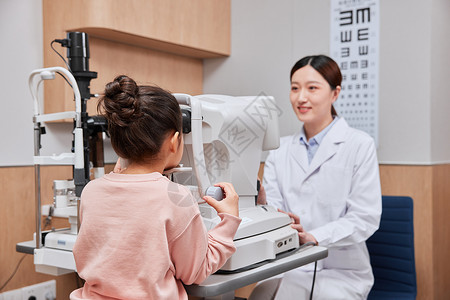 儿童眼科女医生给小女孩检查视力问题背景