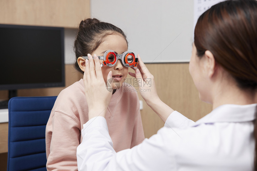 医生给小女孩配眼镜图片