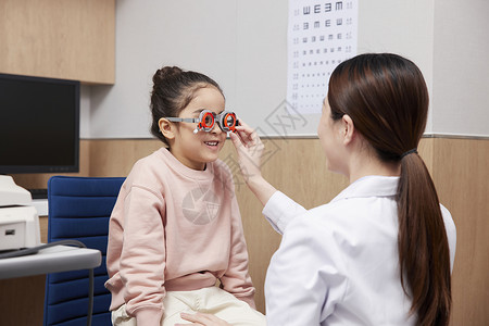 医生给小女孩配眼镜背景图片