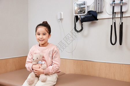 来医院检查身体的小女孩开心高清图片素材
