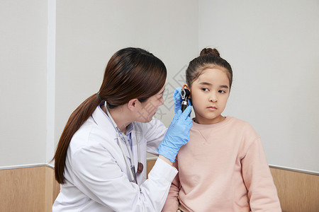 女医生给小女孩检查耳道发烧高清图片素材