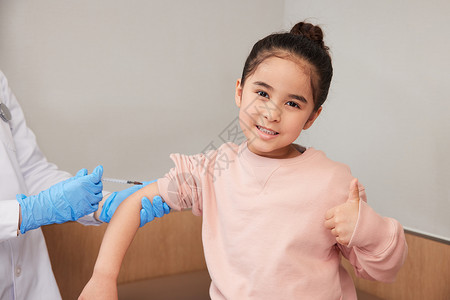 打疫苗的小女孩图片