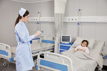 小女孩生病住院查房的女护士图片