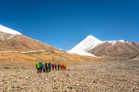 青海玉珠峰上的登山团队背景图片