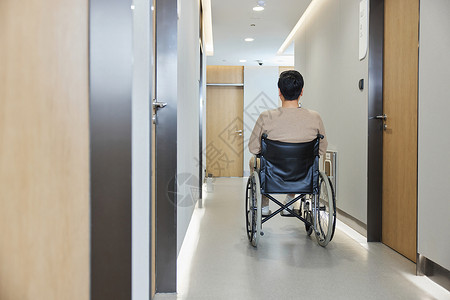 医院走廊坐轮椅的患者背影图片