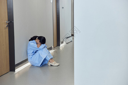 坐在医院走廊悲伤难过的护士图片
