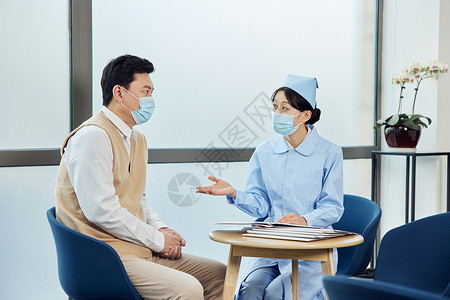 男患者与女护士在医院交谈看病高清图片素材