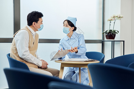 男患者与女护士在医院交谈图片
