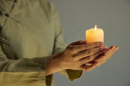 女性手捧祈福蜡烛特写悼念高清图片素材