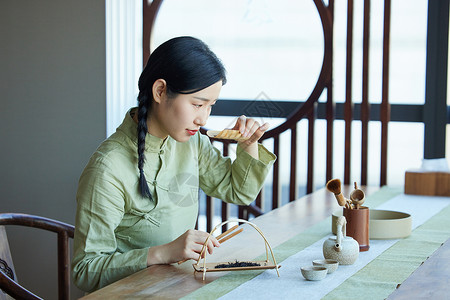 学习传统茶文化的青年女性品茶高清图片素材