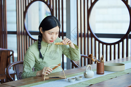 感受茶文化的青年女性喝茶高清图片素材