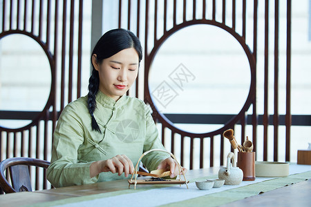 学习茶文化的青年女性模特高清图片素材