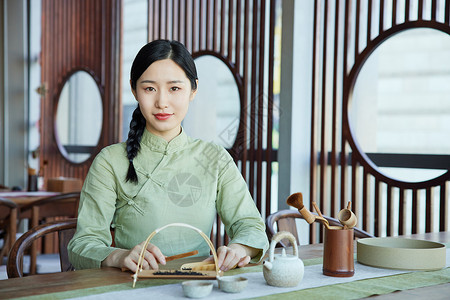 在茶馆学习传统茶文化的青年女性图片