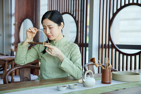 学习传统茶文化的文艺女青年茶庄高清图片素材
