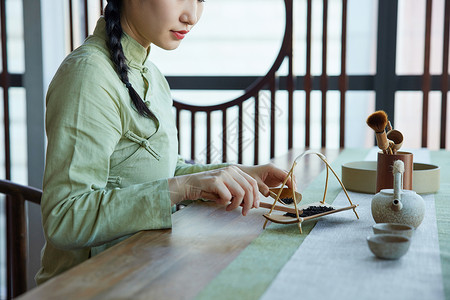 学习茶文化的青年女性茶馆高清图片素材