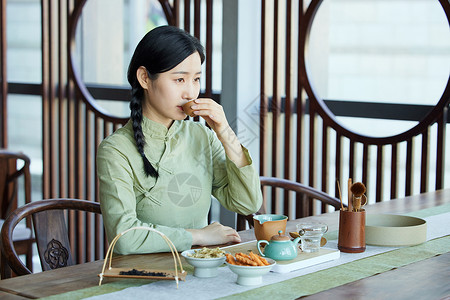 在茶馆喝茶的气质美女茶艺服高清图片素材