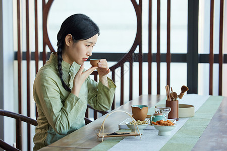 在茶馆感受茶文化的素雅美女高清图片