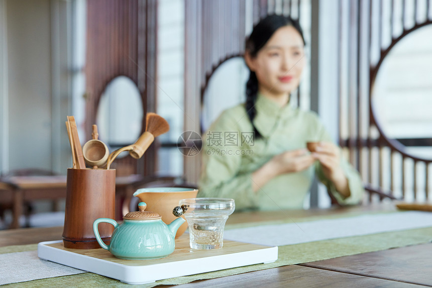 茶馆喝茶吃零食休息的青年女性形象图片