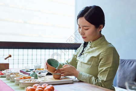 青年女性在茶馆品茶喝茶高清图片