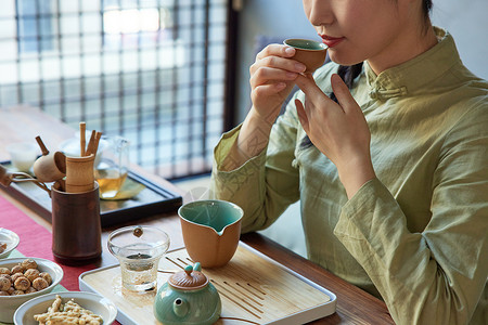 在茶馆喝茶品茶的青年女性高清图片