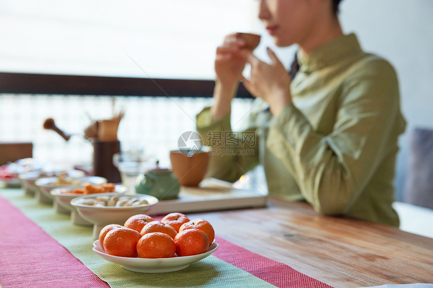 茶馆喝茶吃零食休息的青年女性特写图片