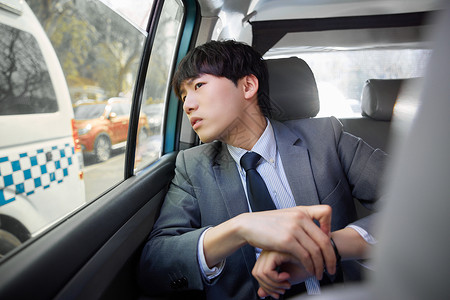 乘坐出租车通勤的职场男性图片