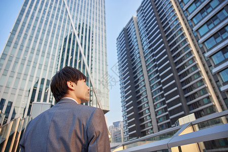 仰望城市的商务男性形象背景图片