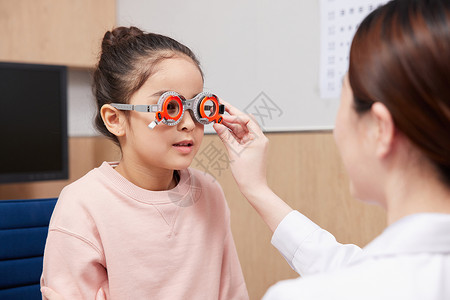 儿科护理医生给小女孩配眼镜背景