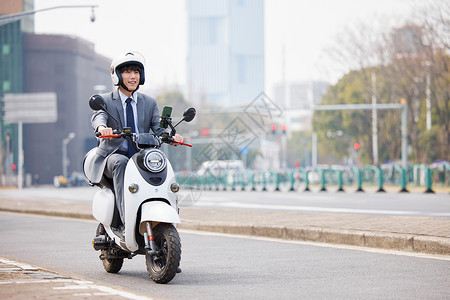 上班男生骑电瓶车上班的男性背景